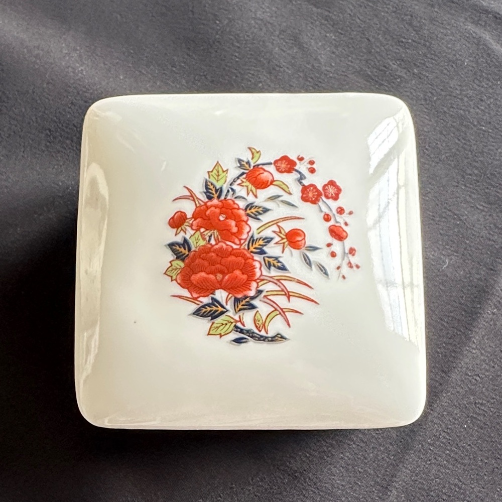 Vintage ceramic EUC keepsake box. Painted flowers and leaves on lid.